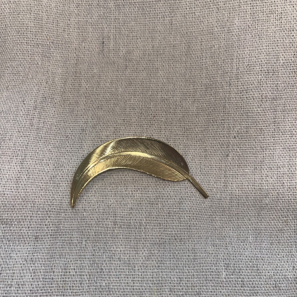 Vintage Brooch Pin Feather shaped Gold Tone 2"